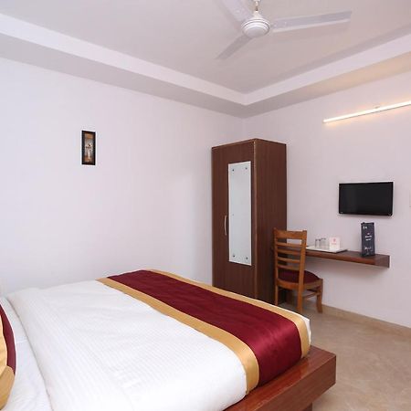Capital O 12807 Amaira Hotel And Banquets Noida Exteriör bild