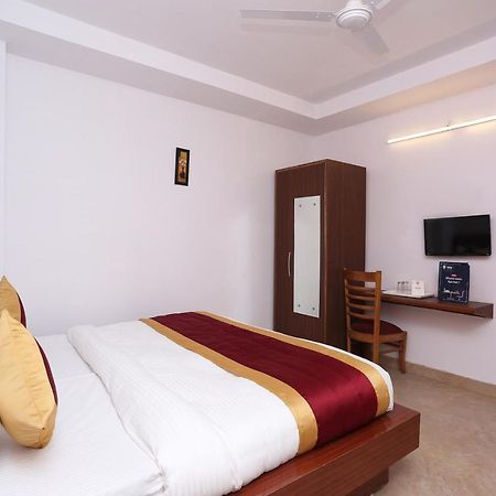 Capital O 12807 Amaira Hotel And Banquets Noida Exteriör bild