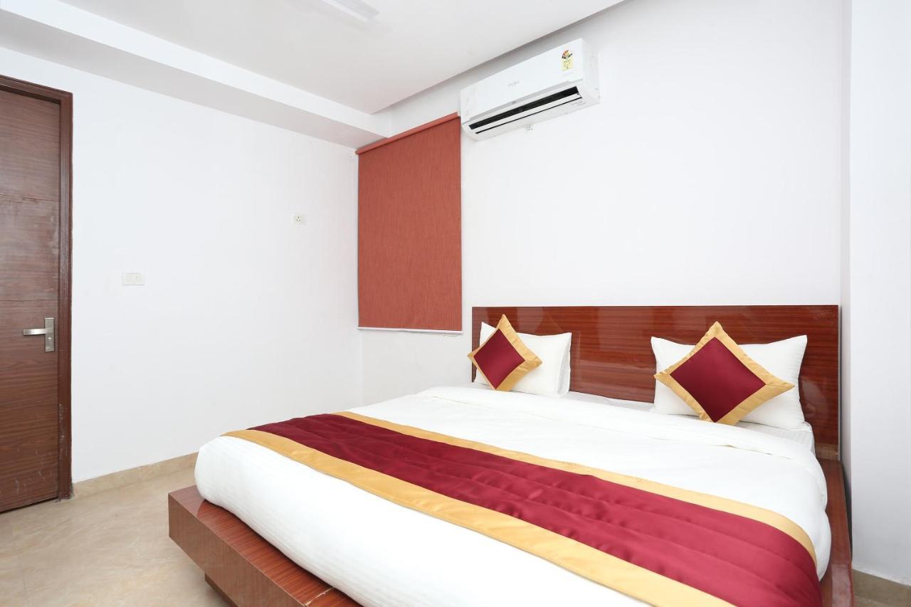 Capital O 12807 Amaira Hotel And Banquets Noida Exteriör bild