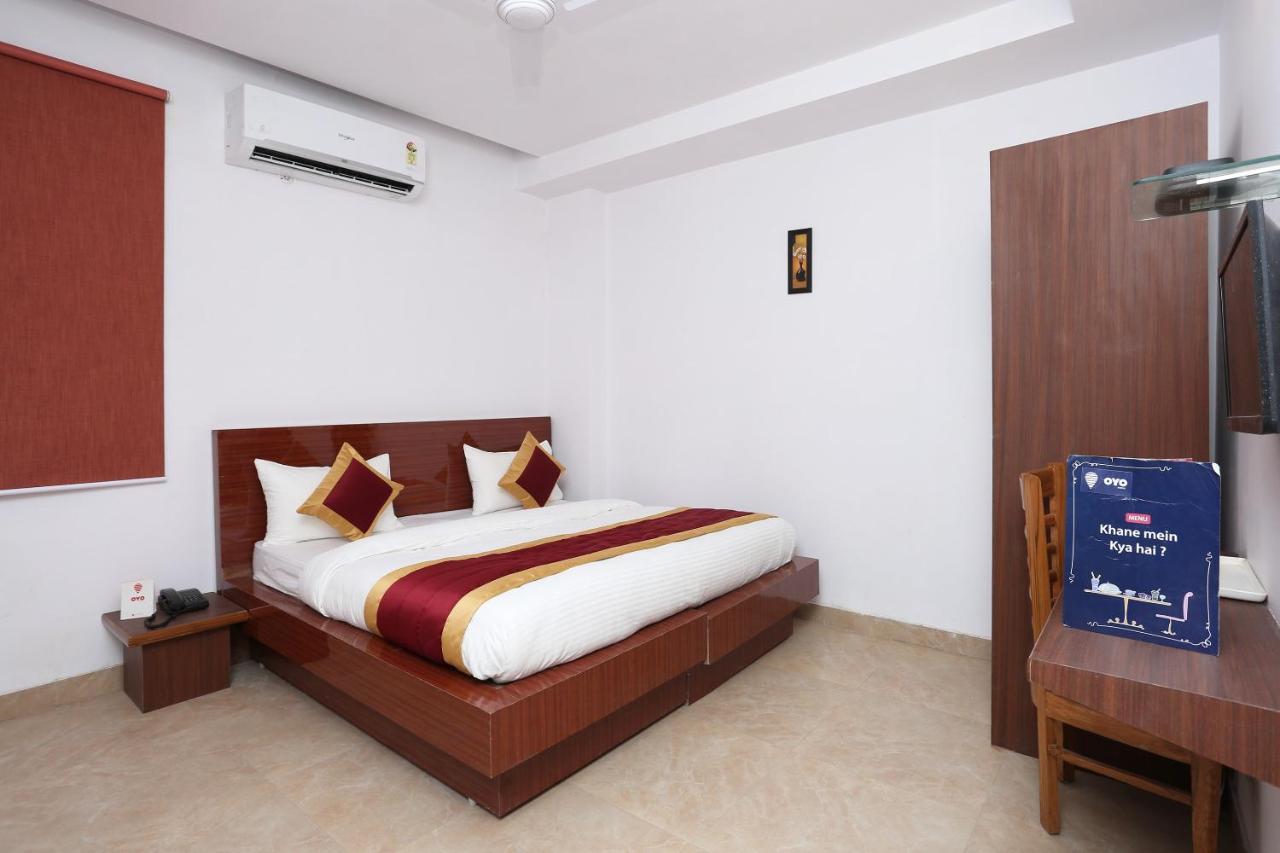 Capital O 12807 Amaira Hotel And Banquets Noida Exteriör bild