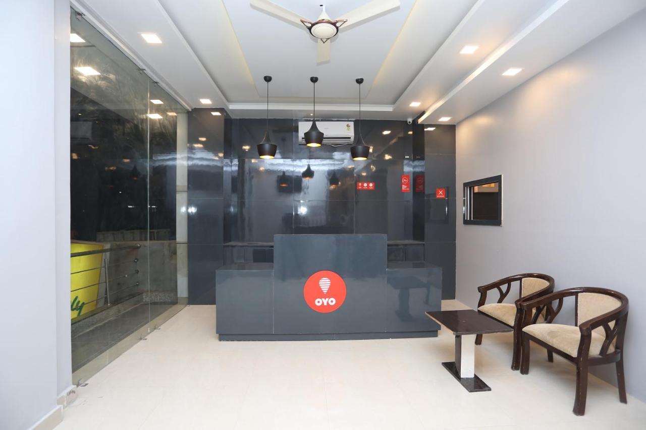 Capital O 12807 Amaira Hotel And Banquets Noida Exteriör bild