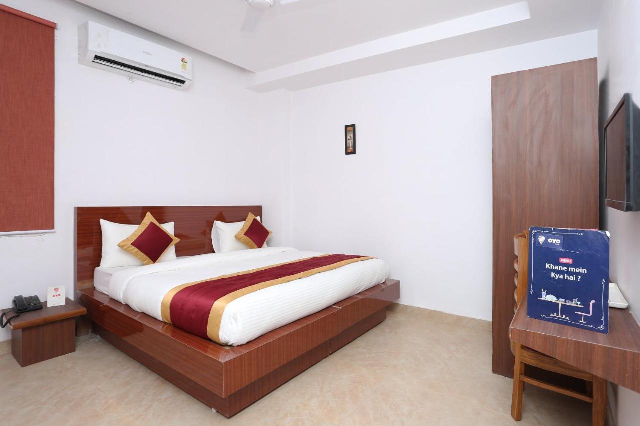 Capital O 12807 Amaira Hotel And Banquets Noida Exteriör bild