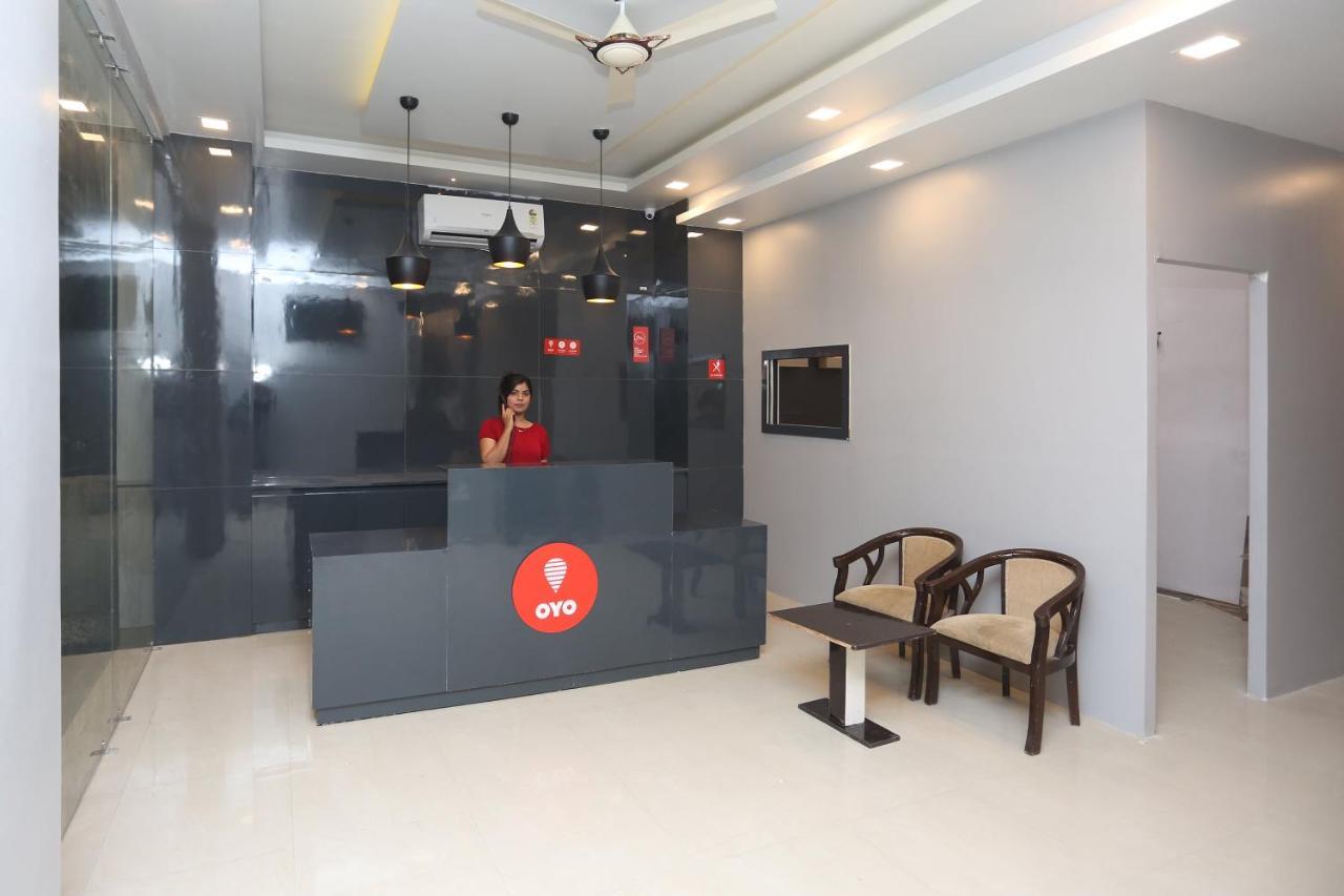 Capital O 12807 Amaira Hotel And Banquets Noida Exteriör bild