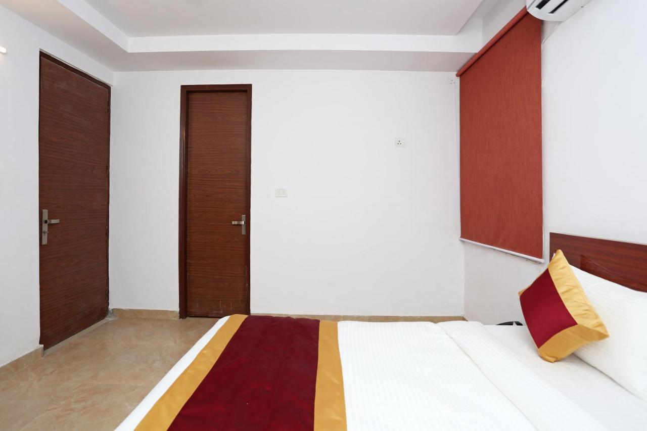 Capital O 12807 Amaira Hotel And Banquets Noida Exteriör bild