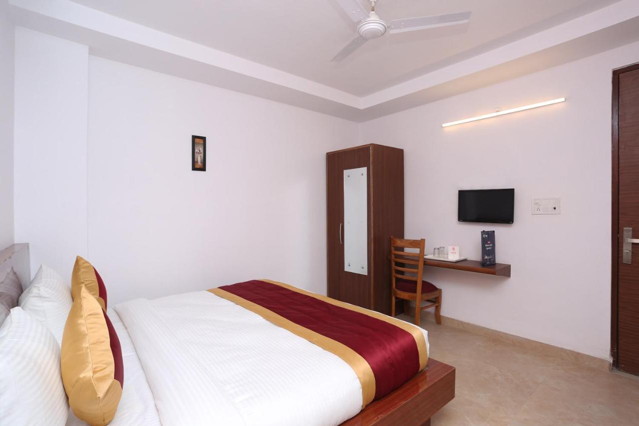 Capital O 12807 Amaira Hotel And Banquets Noida Exteriör bild