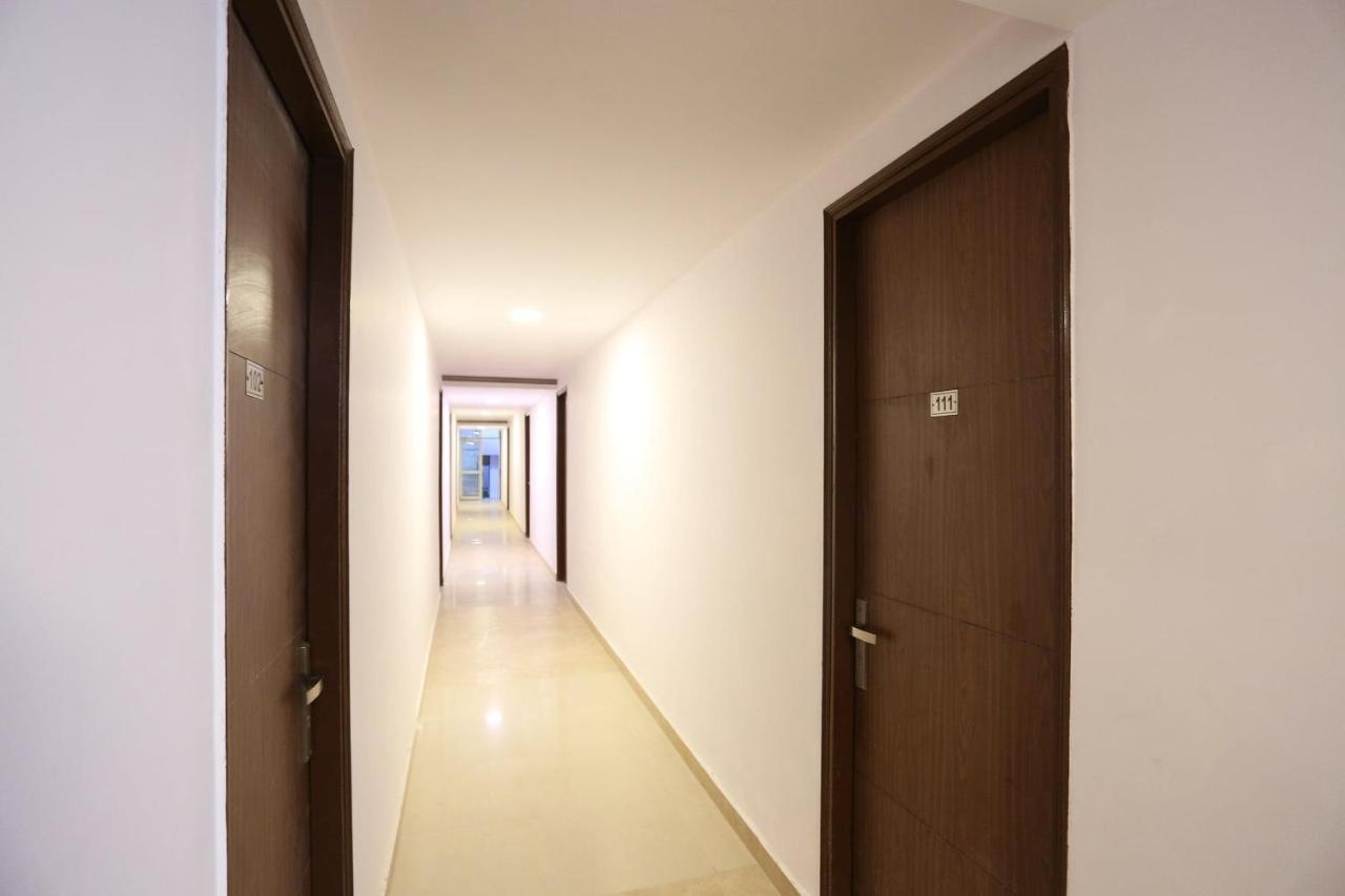 Capital O 12807 Amaira Hotel And Banquets Noida Exteriör bild