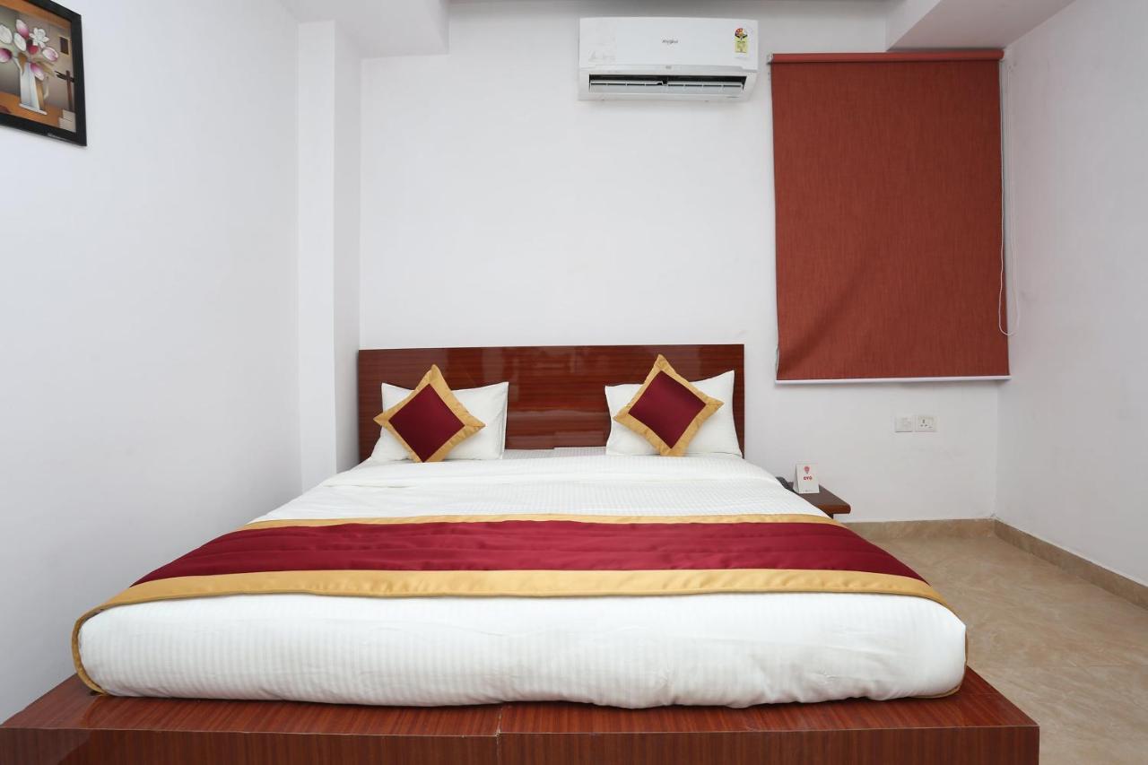 Capital O 12807 Amaira Hotel And Banquets Noida Exteriör bild