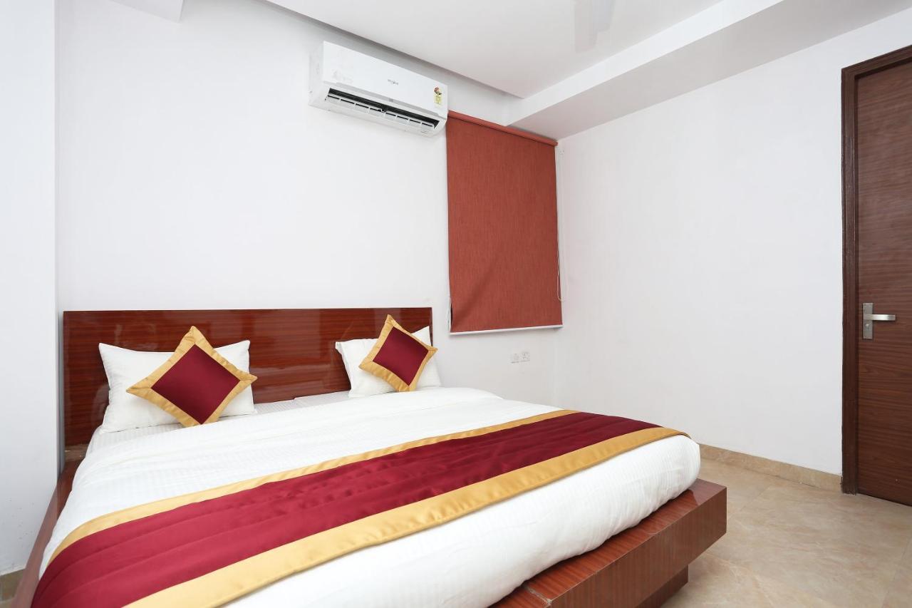 Capital O 12807 Amaira Hotel And Banquets Noida Exteriör bild