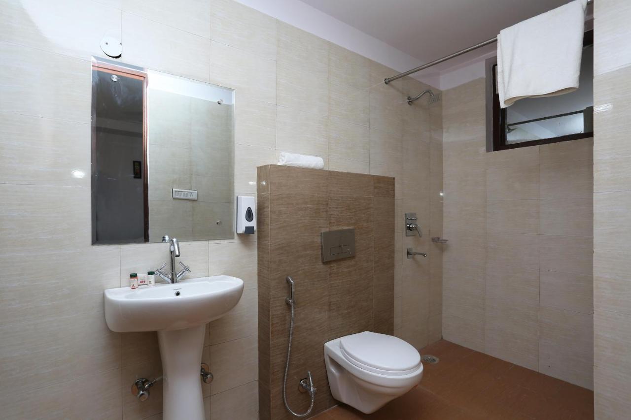 Capital O 12807 Amaira Hotel And Banquets Noida Exteriör bild