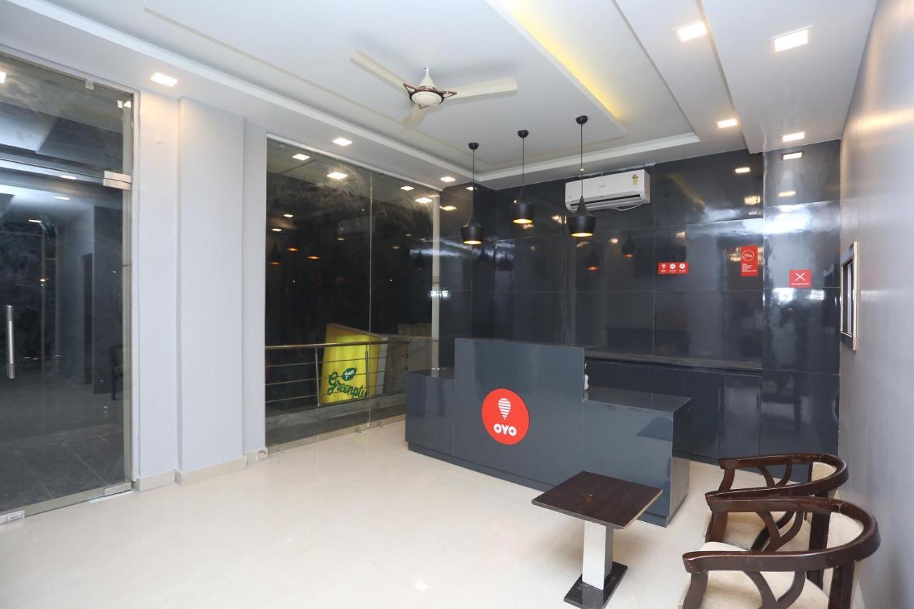 Capital O 12807 Amaira Hotel And Banquets Noida Exteriör bild
