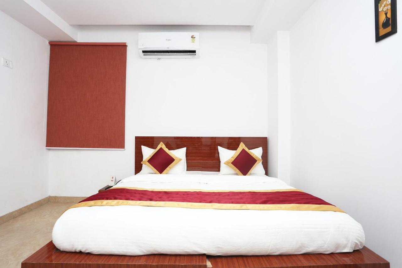 Capital O 12807 Amaira Hotel And Banquets Noida Exteriör bild